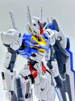 Mô hình Gundam Aerial Full Mechanics trưng bày trong tủ kính.