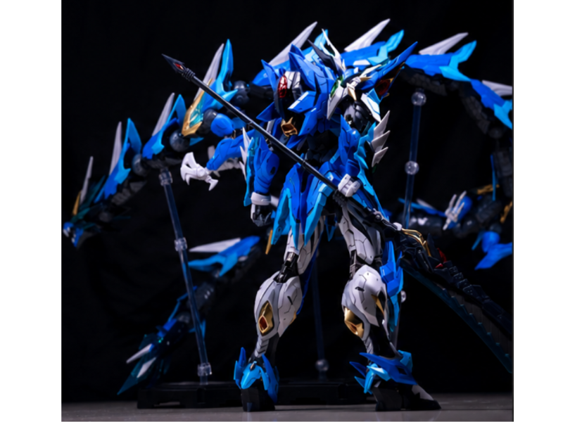GundamChat Shop Mô Hình Gundam Rồng Xanh Chiến Binh Giáo Dài nổi bật với tông màu xanh chủ đạo, bộ giáp sắc nét và cây giáo dài tạo nên vẻ ngoài oai phong.