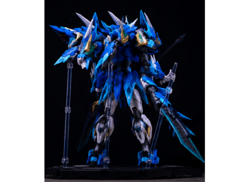 GundamChat Shop Mô Hình Gundam Rồng Xanh Chiến Binh Giáo Dài nổi bật với tông màu xanh chủ đạo, bộ giáp sắc nét và cây giáo dài tạo nên vẻ ngoài oai phong.