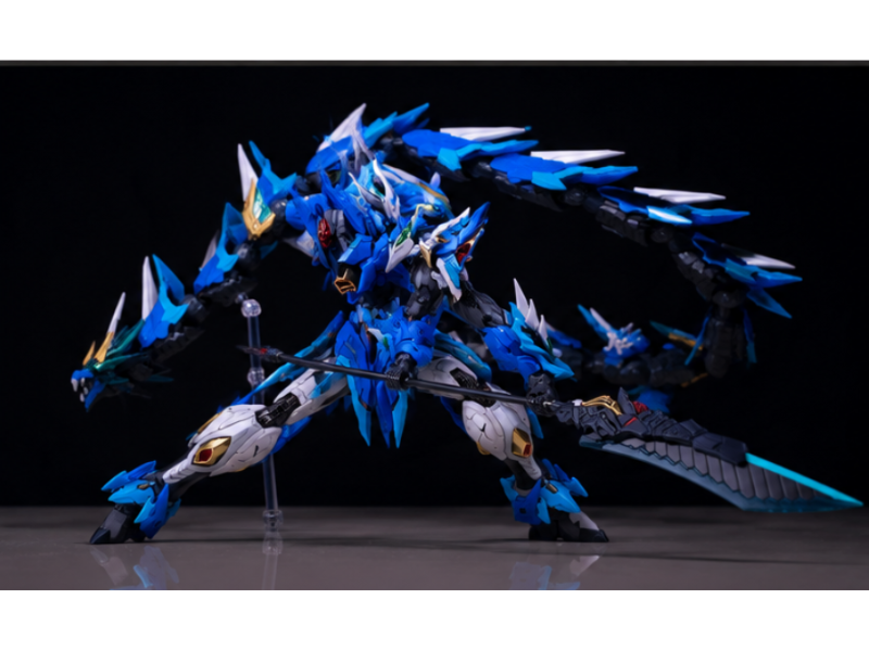 Mô Hình Gundam Rồng Xanh Chiến Binh Giáo Dài nổi bật với tông màu xanh chủ đạo, bộ giáp sắc nét và cây giáo dài tạo nên vẻ ngoài oai phong.