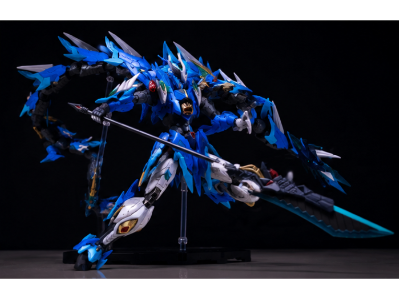 GundamChat Shop Mô Hình Gundam Rồng Xanh Chiến Binh Giáo Dài nổi bật với tông màu xanh chủ đạo, bộ giáp sắc nét và cây giáo dài tạo nên vẻ ngoài oai phong.