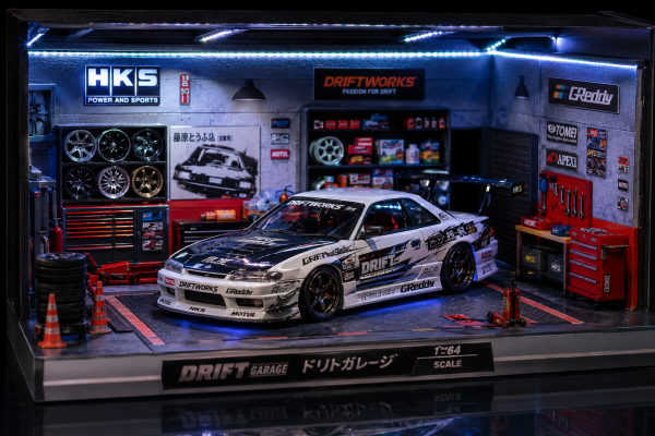 Mô hình xe hơi drift: Hướng dẫn chọn mẫu đẹp dành cho người yêu xe JDM 4 Mô hình xe hơi drift được trưng bày trong garage thu nhỏ với hệ thống đèn LED và phụ kiện mô phỏng xưởng độ xe.