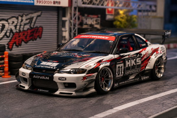 Mô hình xe hơi drift: Hướng dẫn chọn mẫu đẹp dành cho người yêu xe JDM 2 Mô hình xe hơi drift phong cách JDM với góc đánh lái đẹp và body kit thể thao.